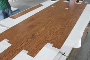 石塑電梯門套口與石塑地板 現(xiàn)代建筑裝飾的實用與美學(xué)融合